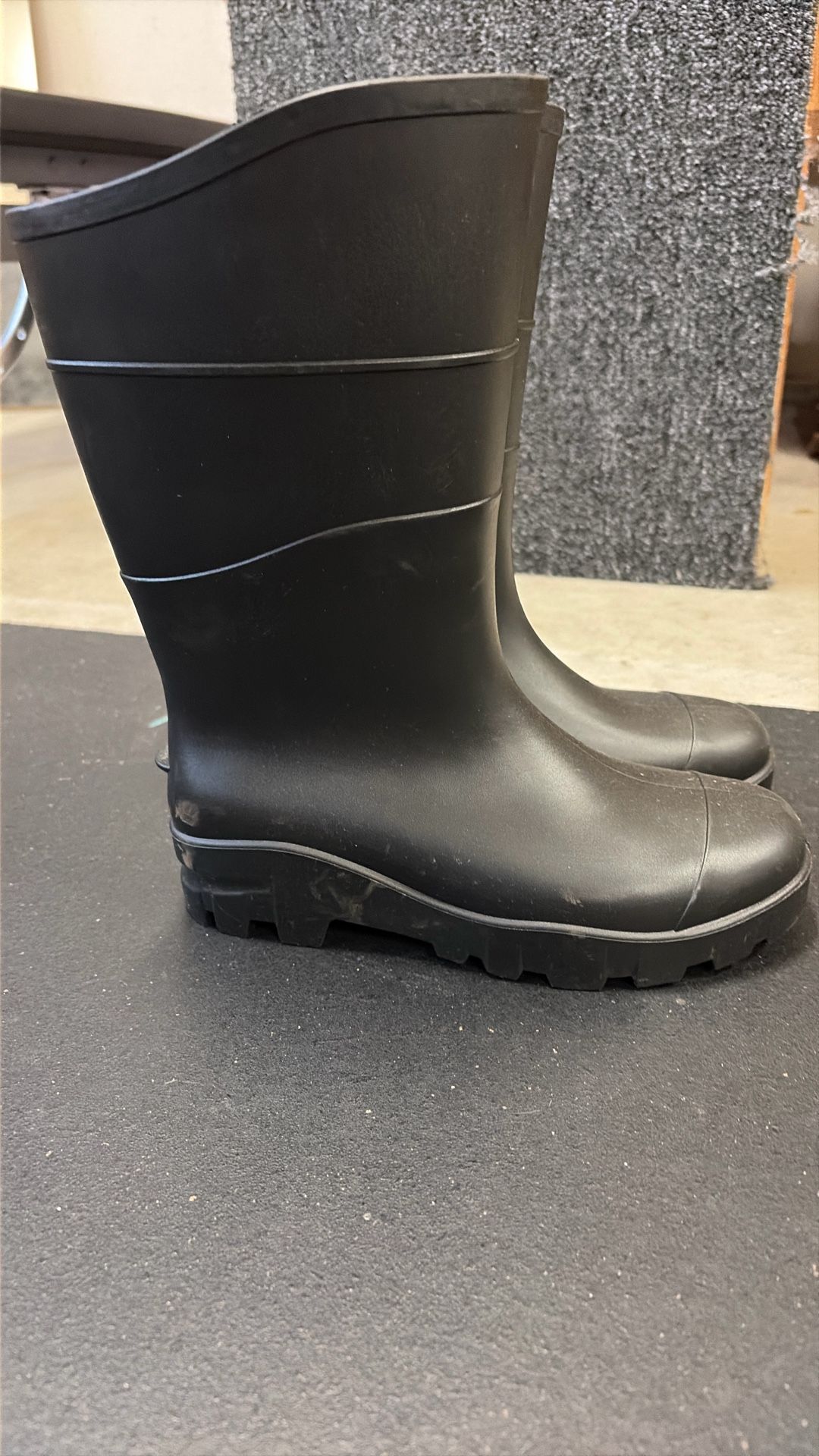 Rain boots Men’s 6/womens 7.5