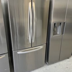 33” Wide - French Door Refrigerator / Ice Maker 