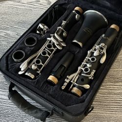 Clarinet with carry case- Low Price.    Only $40
