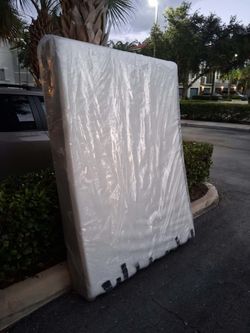 Queen Mattress 10" clean