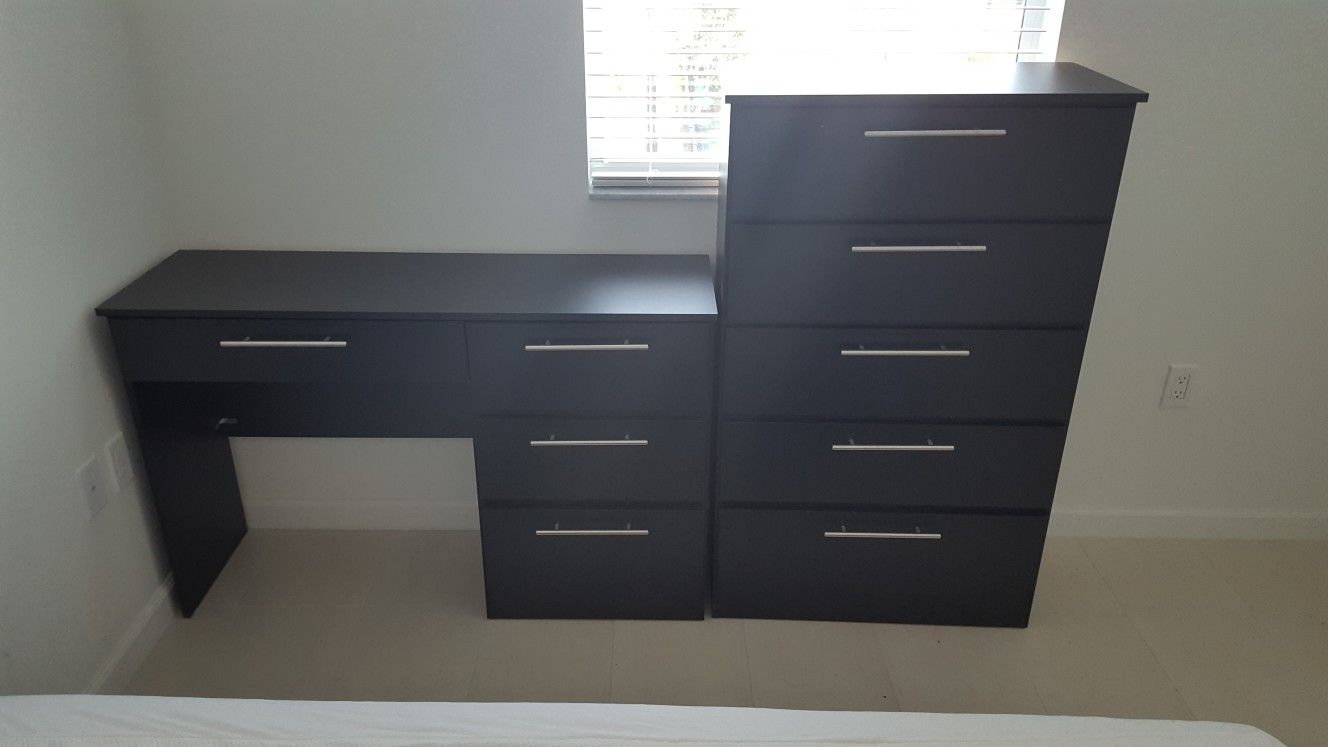 Escritorio y gavetero... Desk and chest