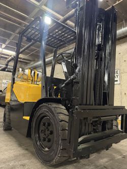DAEWOO Pneumatic tires forklift 5500 lb capacity, 3 stage, side shift