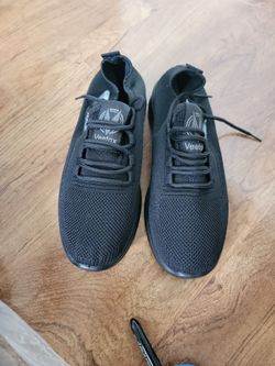 Tennis shoes