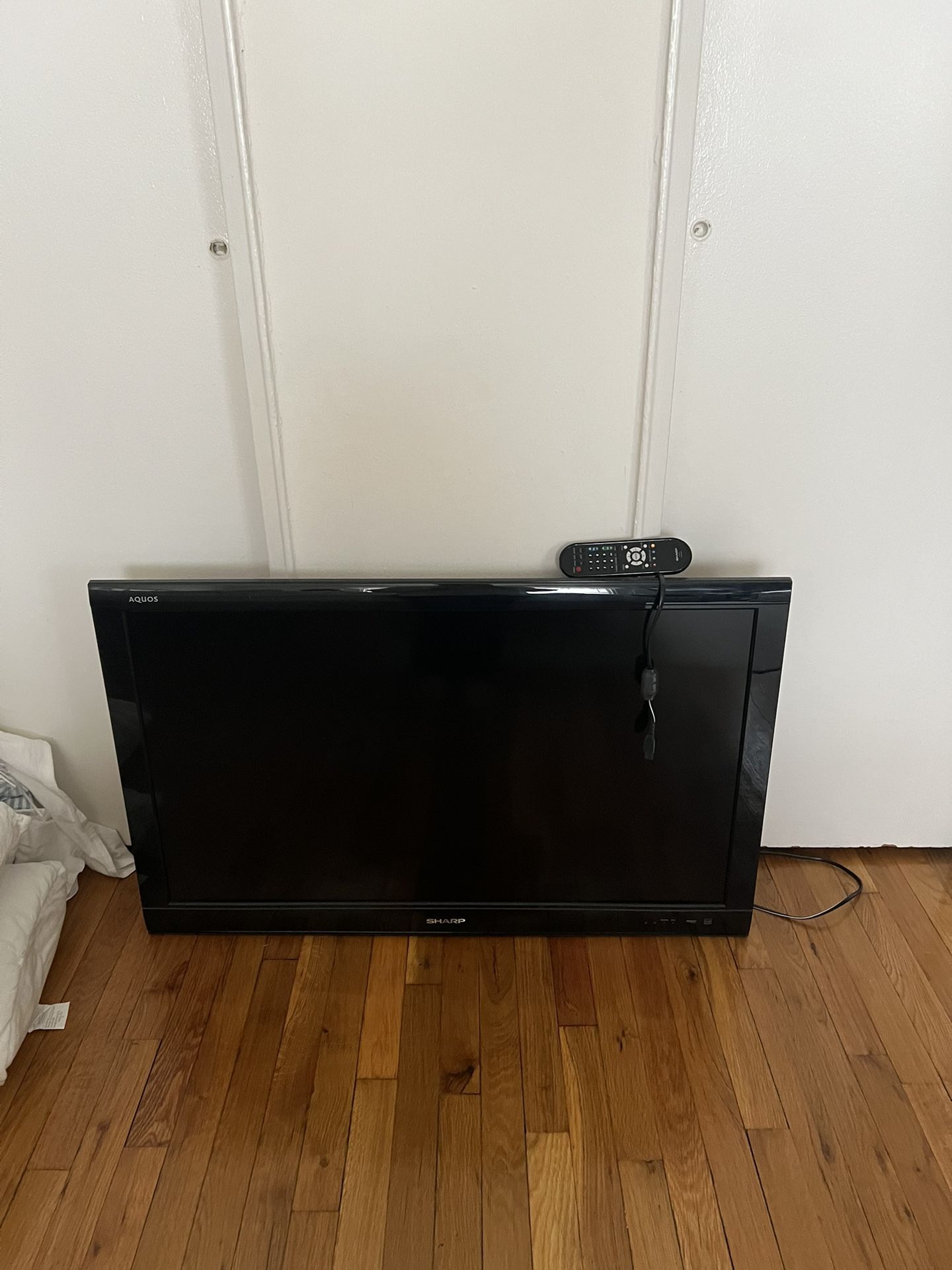 Sharp 45 “” tv great condition good for gaming not a smart tv come with control need to be mounted