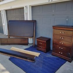 Wow That's A Beautiful Queen Bedroom Set 