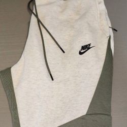 Nike Tech Fleece Pants (Brand New) Size Large