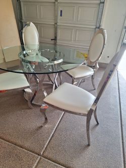 Like New dining table with 4 New chairs
