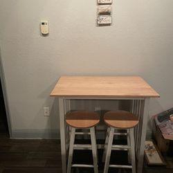 Apartment size table little scratches on the top from moving