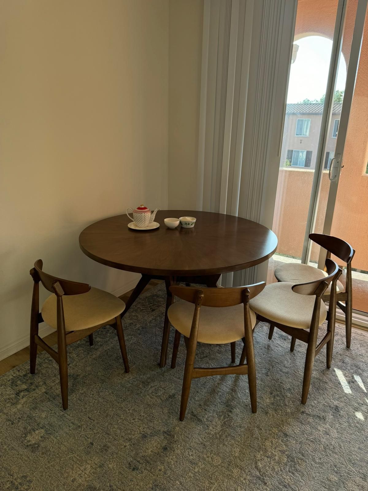 Dinning Table with 4 Chairs