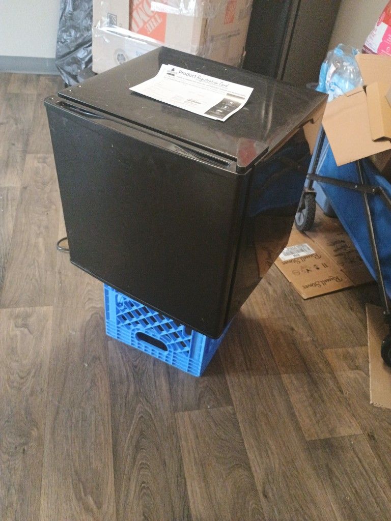 Mini Fridge Like New !!!!!!