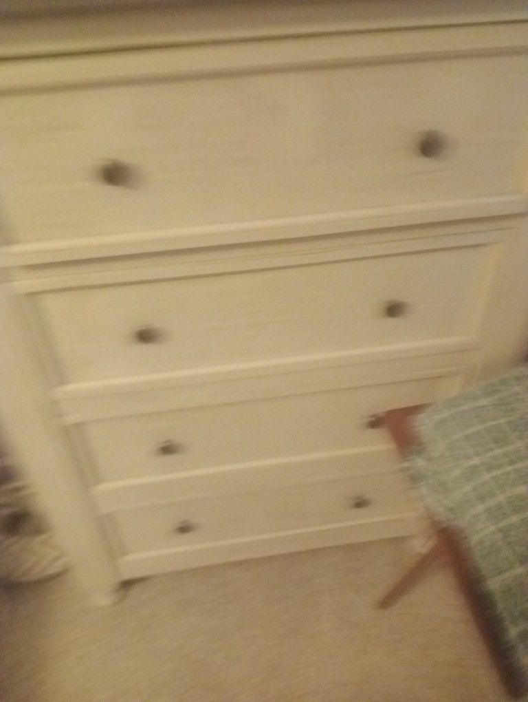 2PC DRESSER SET ONE HAS MIRROR
