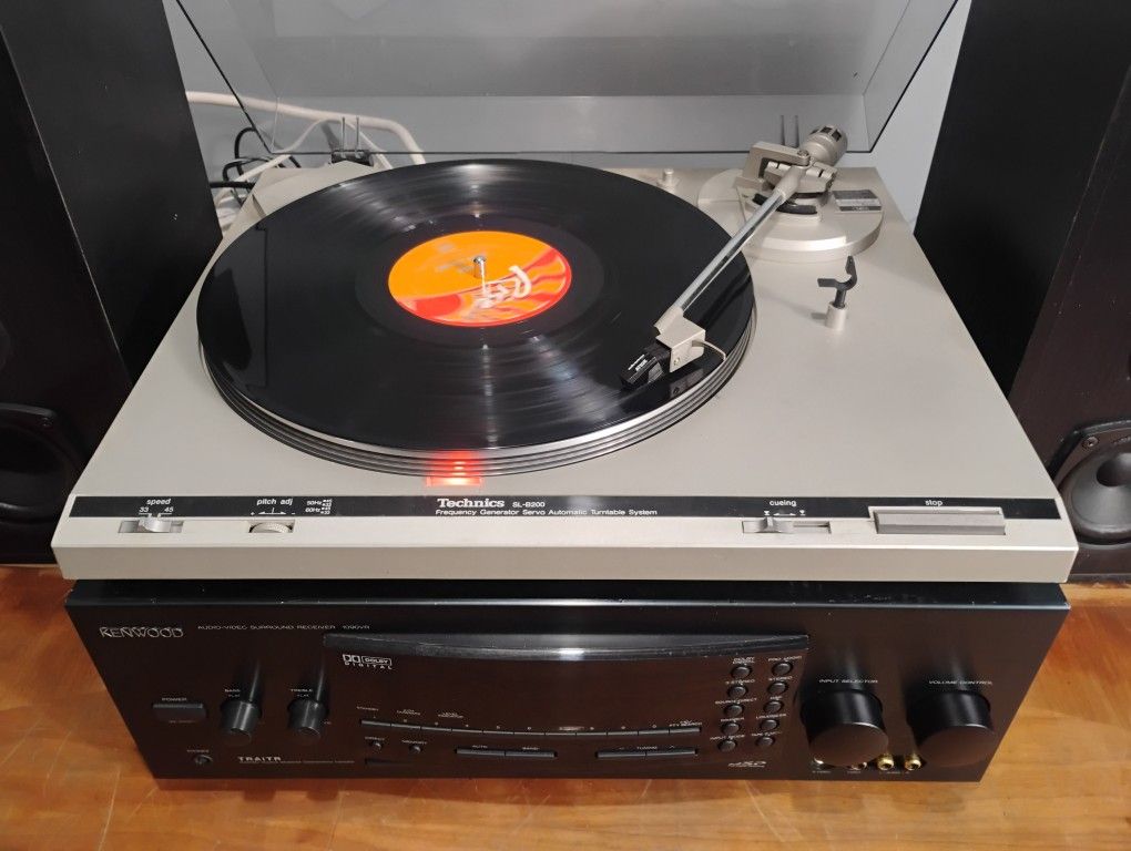 Technics SL-B200 Turntable With Audio Technica AT92E .