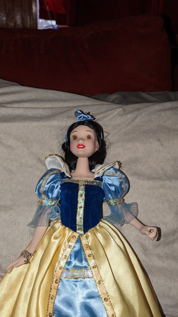 Disney 18in Snow White Porcelain Doll In Great Condition 