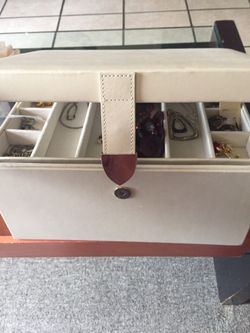 Jewelry box with jewelry