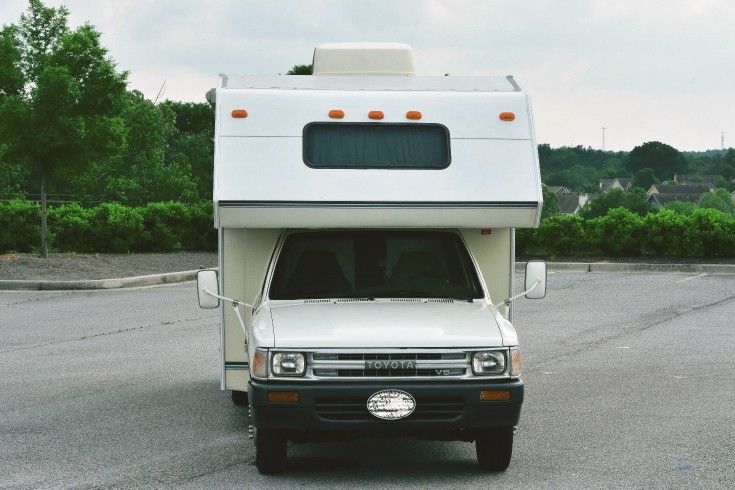 Photo Length 21 Sleep Capacity 6 Clean RV Toyota !!