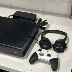 XBOX ONE with ELITE CONTROLLER & HEADSET BUNDLE