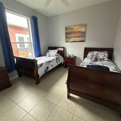 Twin Bedroom Set – Solid Wood – Complete – Excellent Condition 