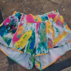 Lululemon Hotty Hot Size 4, 2.5"