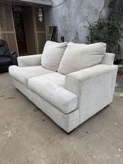 Pearl Couch