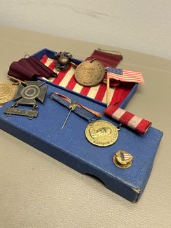 🇺🇸 Vintage Military & Patriotic Memorabilia Lot – Medals, Pins, USMC, Rifle Badge