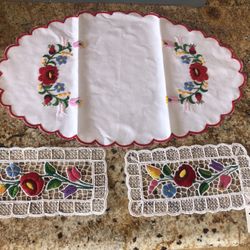 Kalocsa Vintage Collectible Hand Embroidered Table Topper And Doilies 