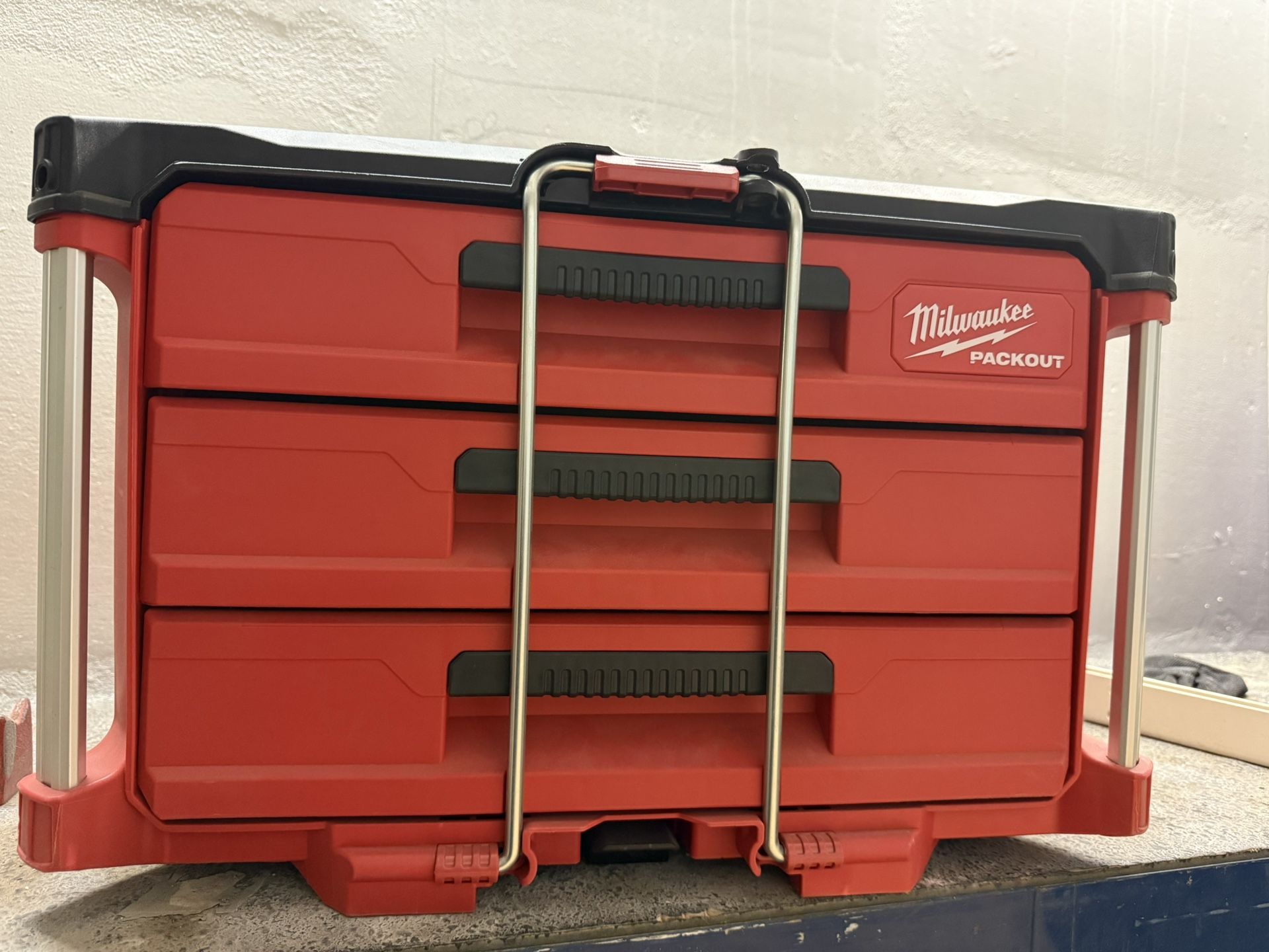 Milwaukee Pack Out 3 draw
