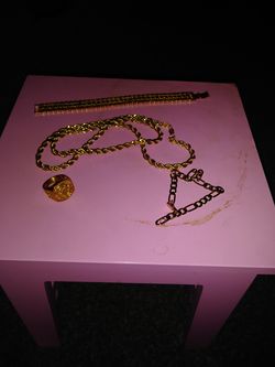 Tengo una cadena un anillo dos esclabas