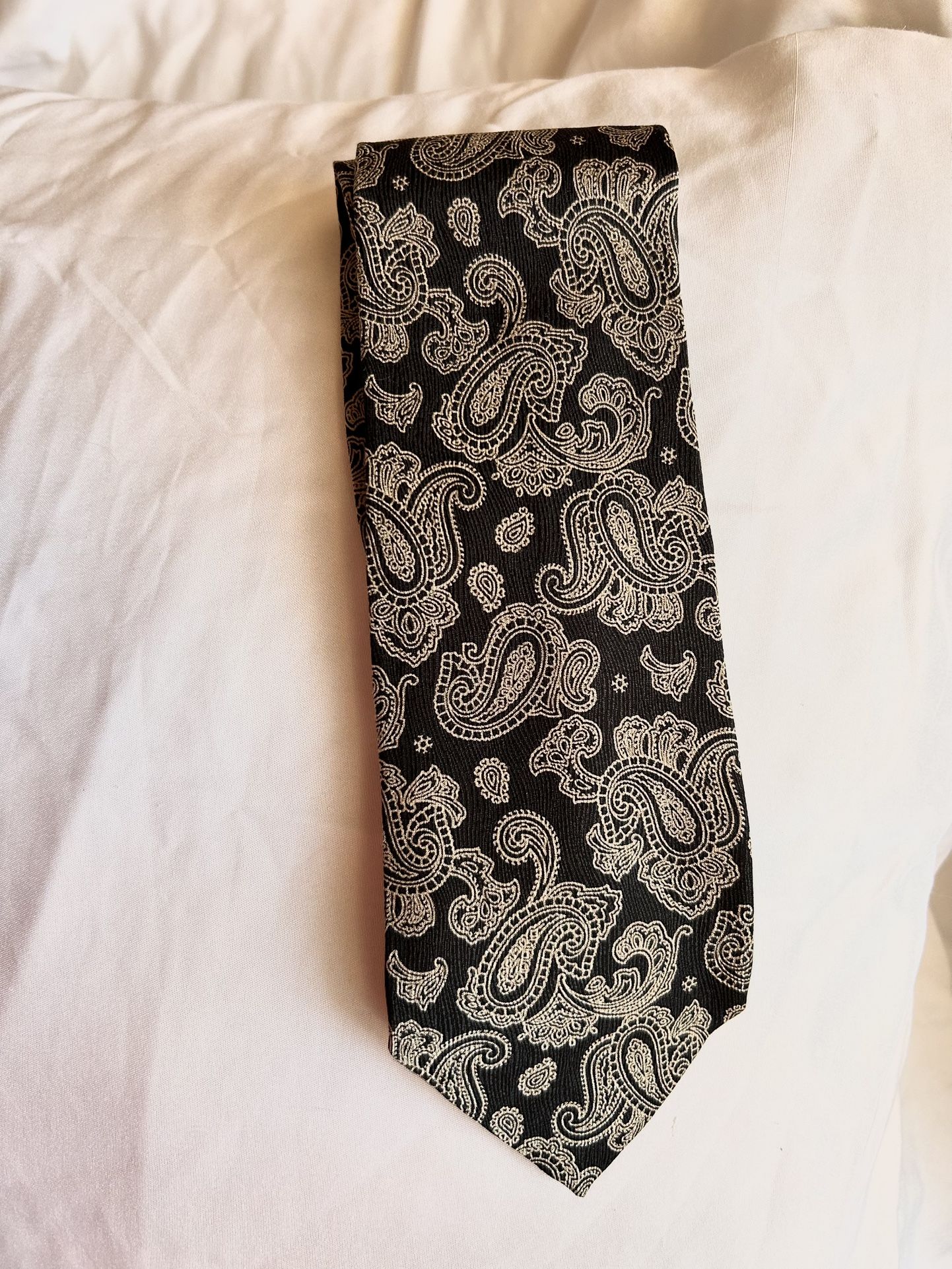 Black And Gold Paisley Jacquard Silk Giorgio Armani Finest Necktie.