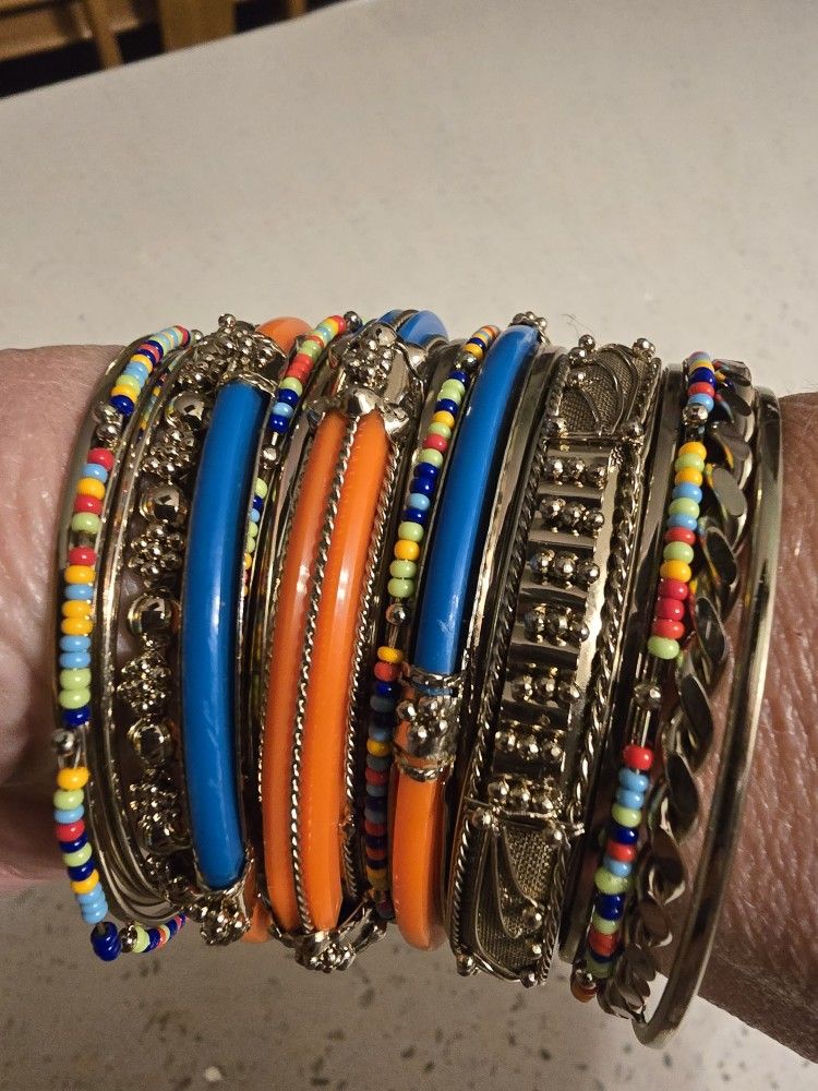Very Pretty Set Of 18 Bangle Bracelets, Never Worn