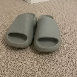 Yeezy Slides Size 8