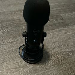 Blue Yeti Microphone w/ Pop Filter Black