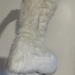US Woman 8 Fuzzy Boots In White