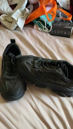 Black tennis shoes