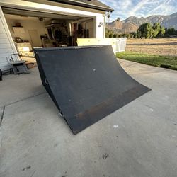 Mini skate ramp 
