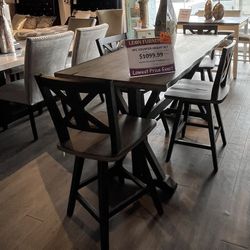 Table And 4 Barstools 