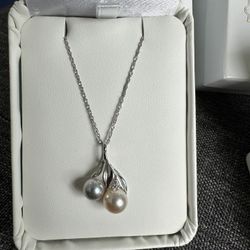 ❤️VALENTINE’S DAY SPECIAL ❣️ Na Hoku Pearl Factory 14k white gold maile leaf pendant with a diamond, pink Akoya pearl and silver Akoya pearl. This set