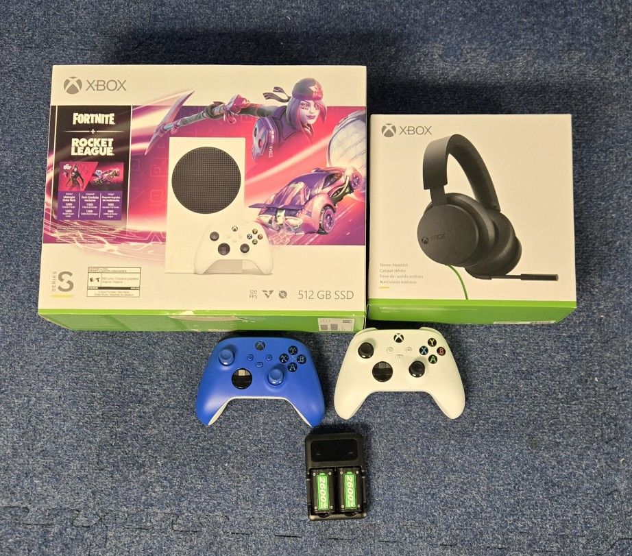 Xbox Series S Bundle, Two Controllet, Headset And Battery Packs