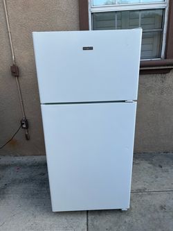 28x30x60 Hotpoint Refrigerator White 14cuft 3 Months Warranty