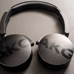MAKE AN OFFER!   Harman AKG Bluetooth Headphones - Black (Y50BT) 