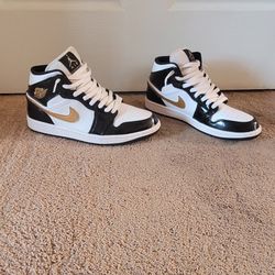 Jordan 1 Mid Patent Black White Gold