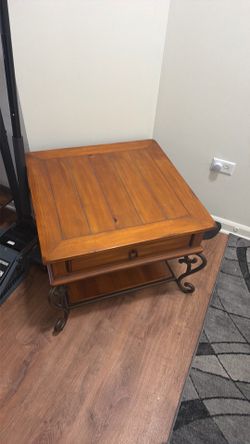 *VIRTUAL GARAGE SALE* - End table