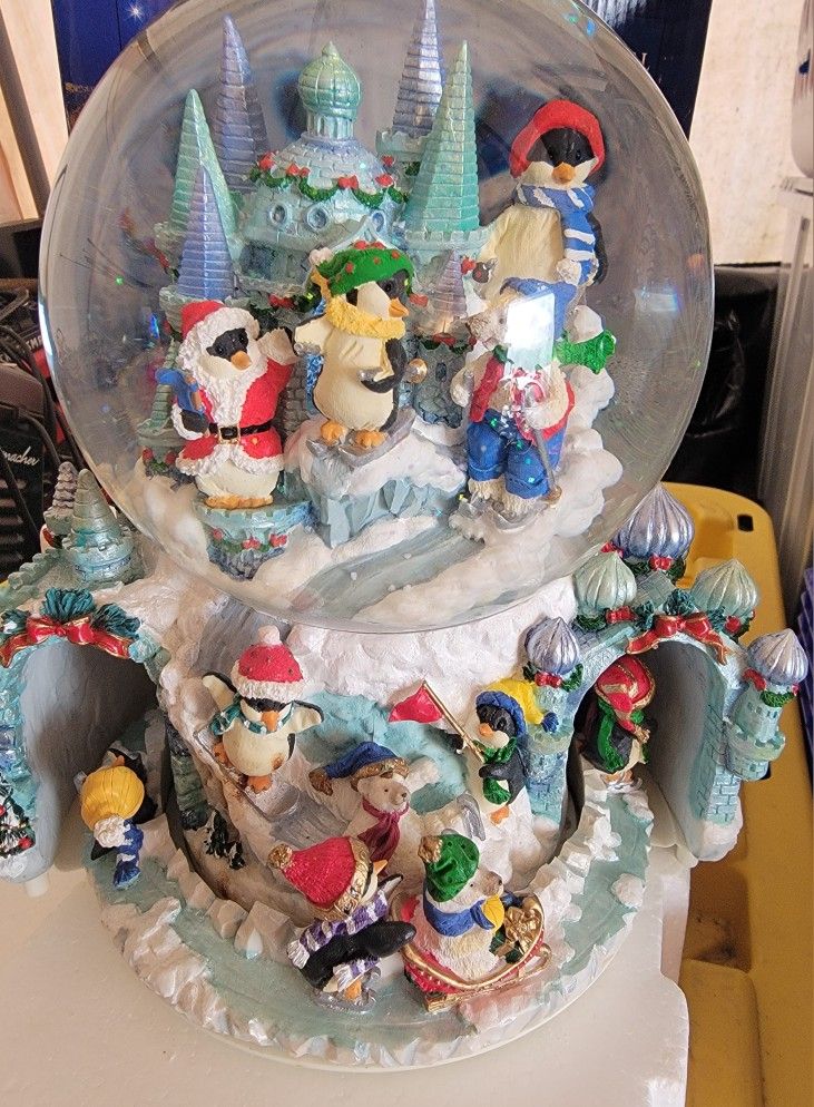 Musical Waterglobe/Snow Globe