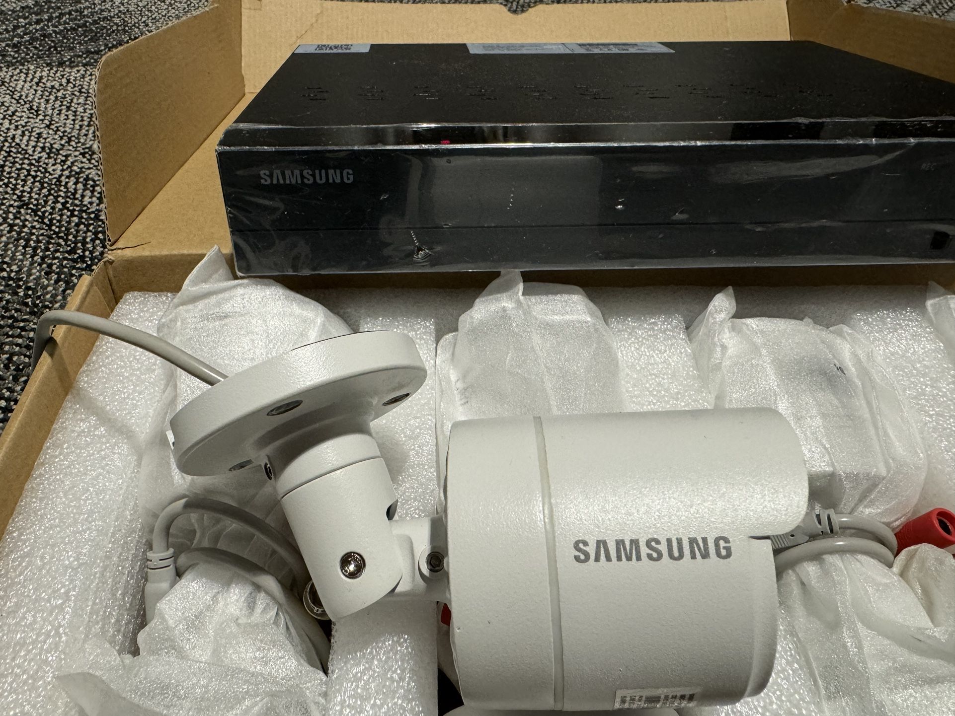 Samsung - 8 Channel 1080p HD 2TB Security Camera System with 8 cameras