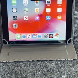 Apple iPad Air First Gen W/ 2 Cases 
