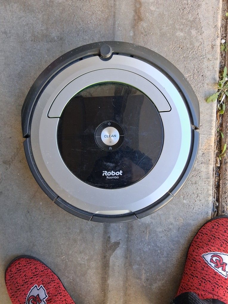 ROOMBA ROBOT VACUUM