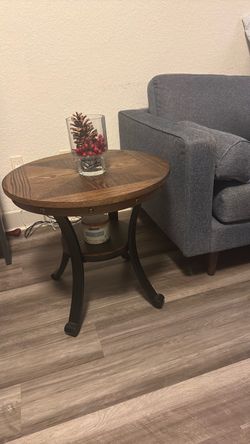 Round solid Wood and Metal legs End Table