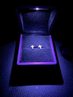 💎 FOR SALE – Real Diamond Cross Stud Earrings 💎