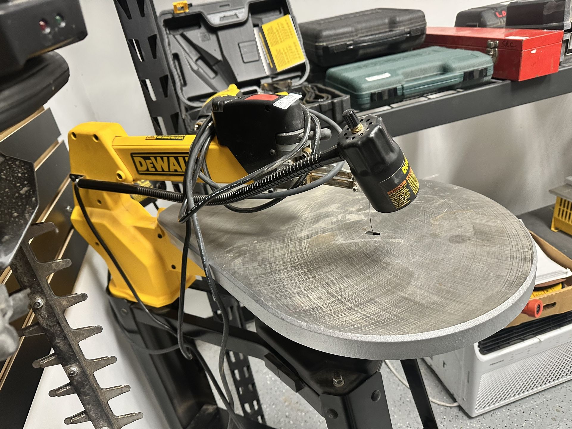 Dewalt Dw788 20” Scroll Saw With Stand 