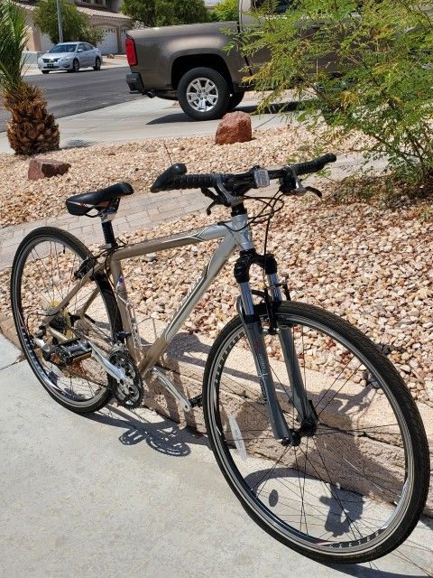 EXCELLENT CONDITION GARY FISHER 229 DUAL SPORT 27 SPEED HYBRID BIKE- 700C