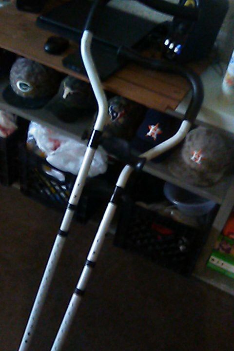 SPRING-ASSISTED ARM CRUTCHES